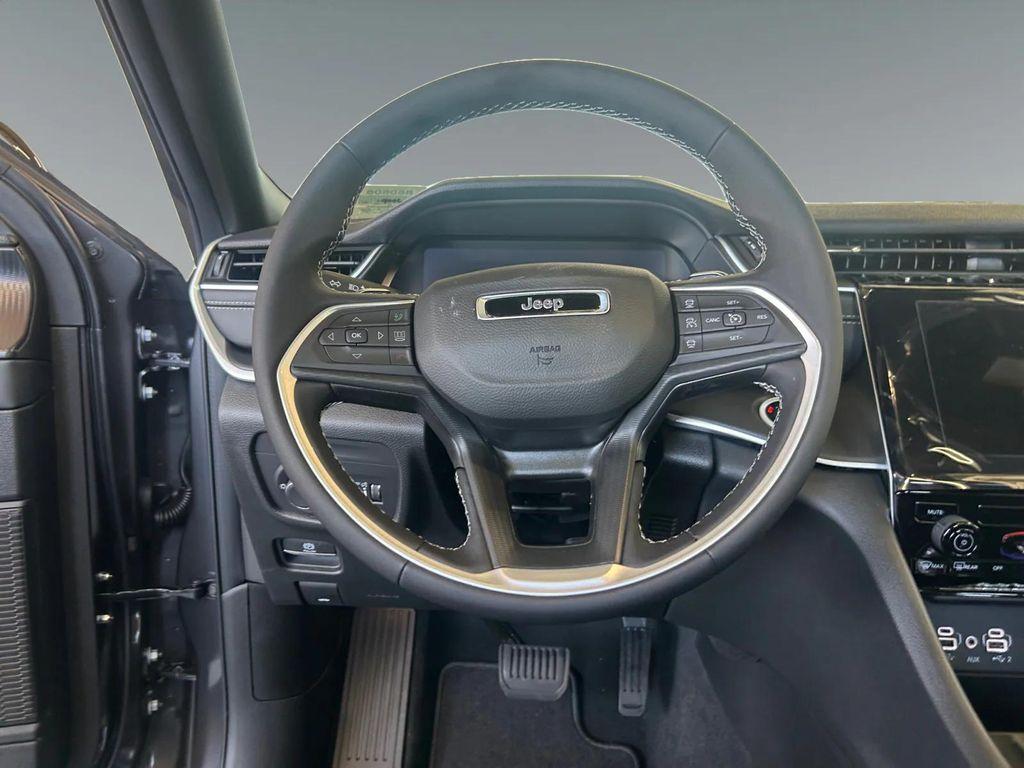 new 2025 Jeep Grand Cherokee car, priced at $42,375