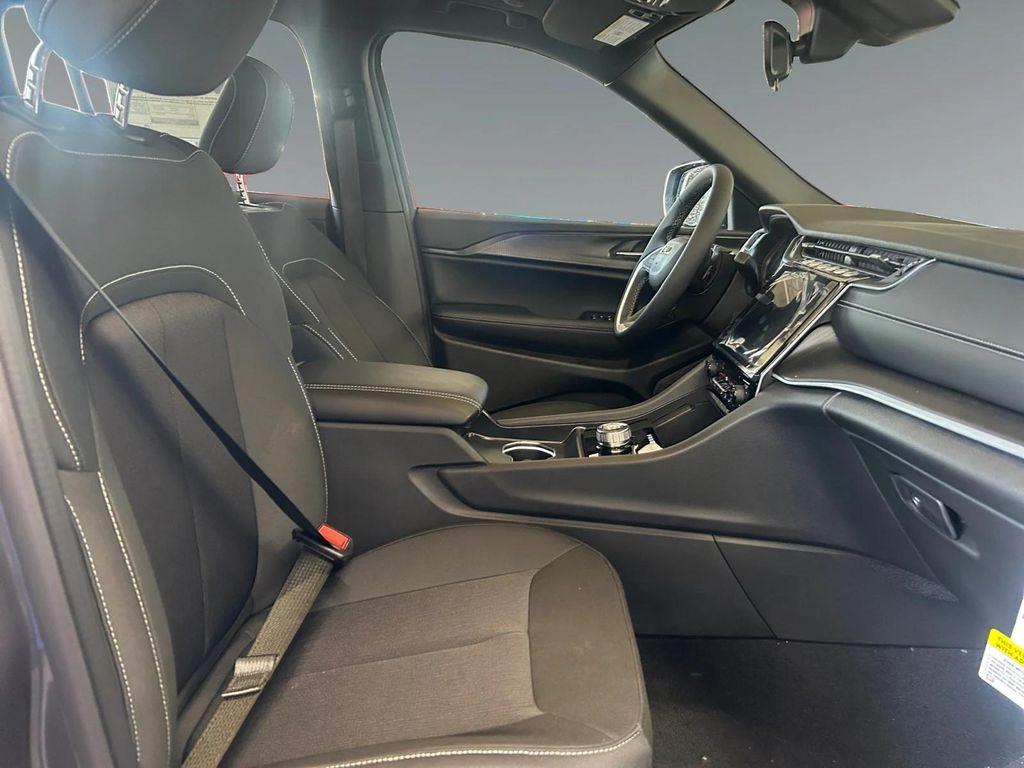new 2025 Jeep Grand Cherokee car, priced at $42,375