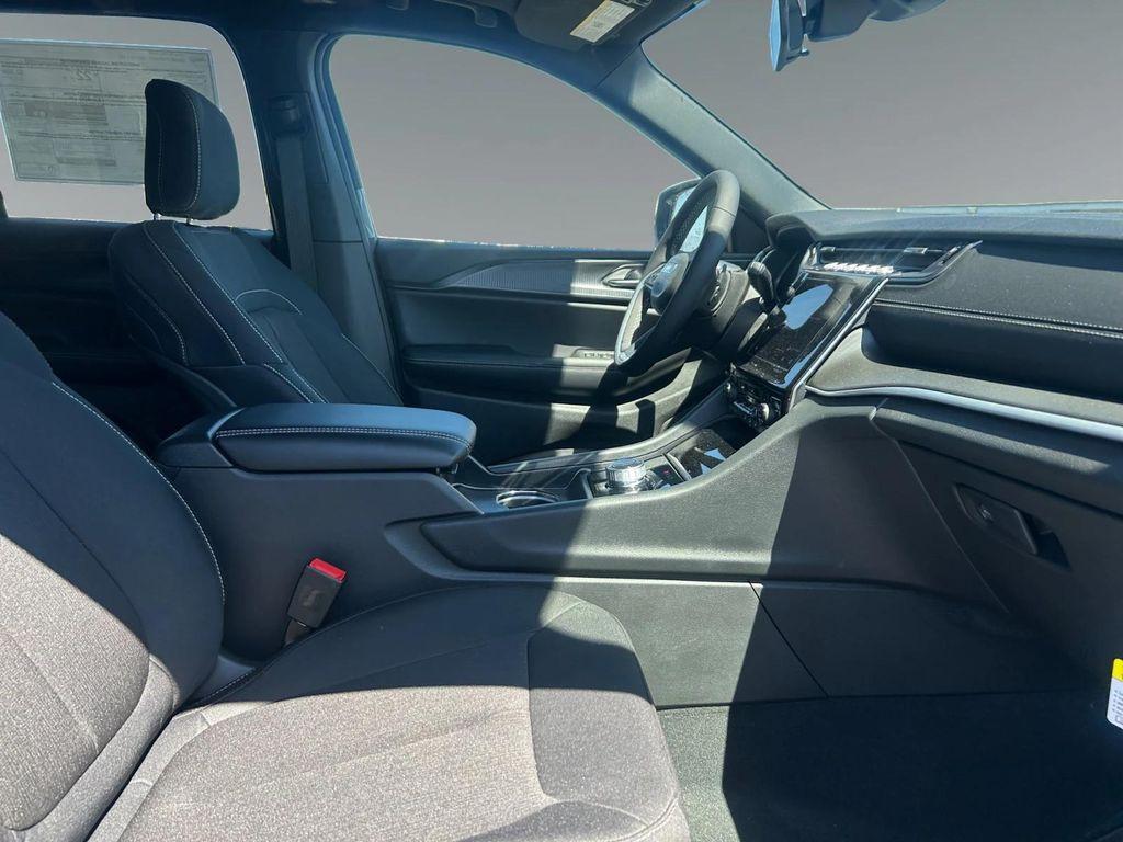 new 2025 Jeep Grand Cherokee car, priced at $42,170