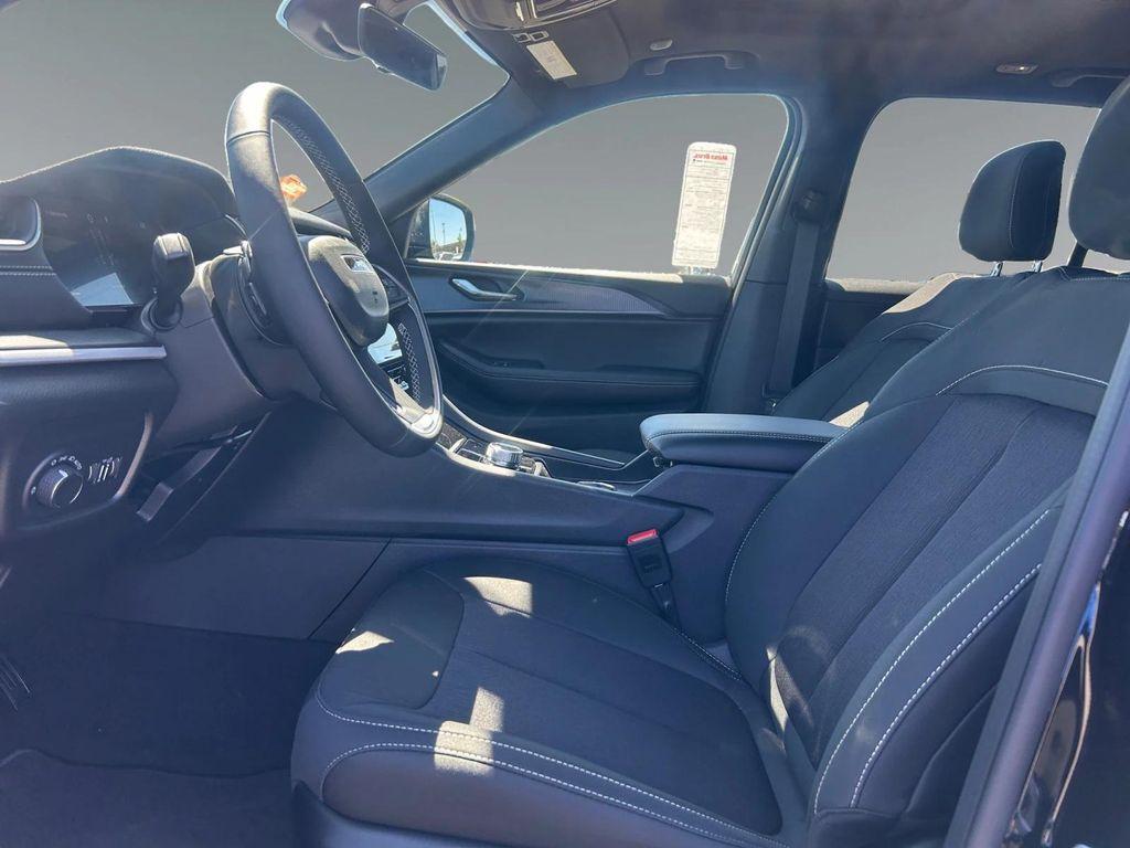 new 2025 Jeep Grand Cherokee car, priced at $42,170