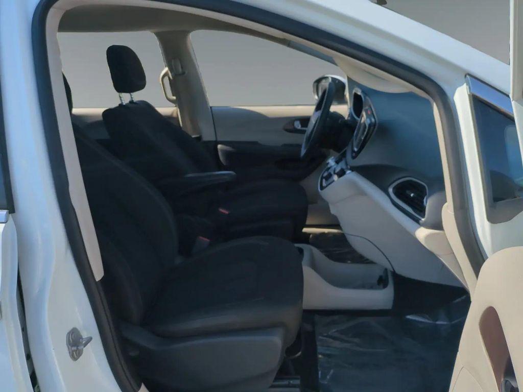 used 2022 Chrysler Voyager car