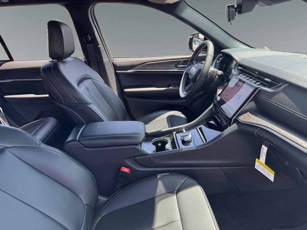 new 2025 Jeep Grand Cherokee car, priced at $46,900