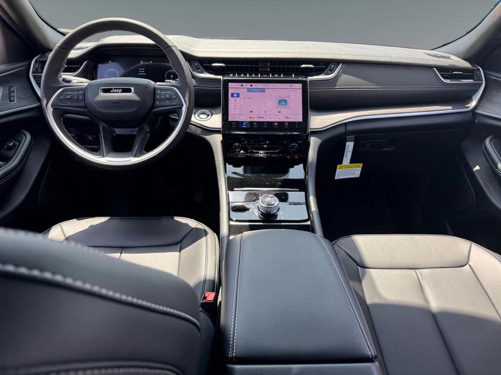 new 2025 Jeep Grand Cherokee car, priced at $46,900