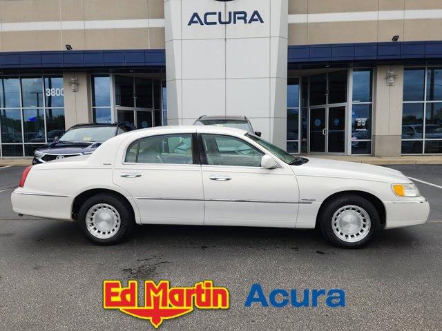 used 2000 Lincoln Town Car car, priced at $4,100
