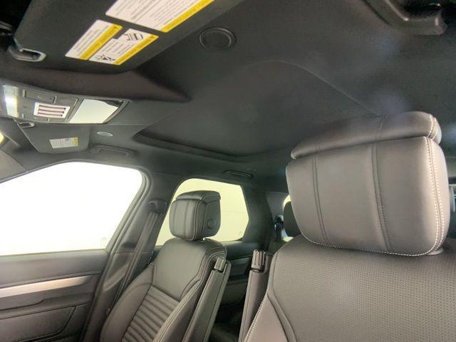 new 2025 Land Rover Discovery car