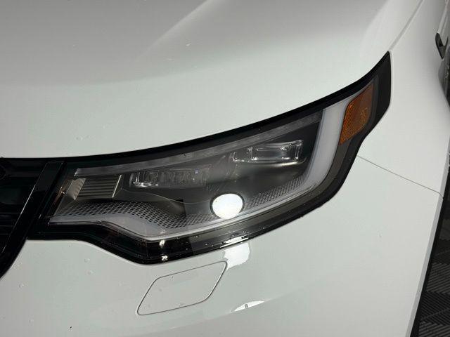 used 2022 Land Rover Discovery car, priced at $38,900
