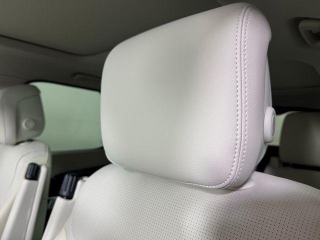 new 2025 Land Rover Discovery car