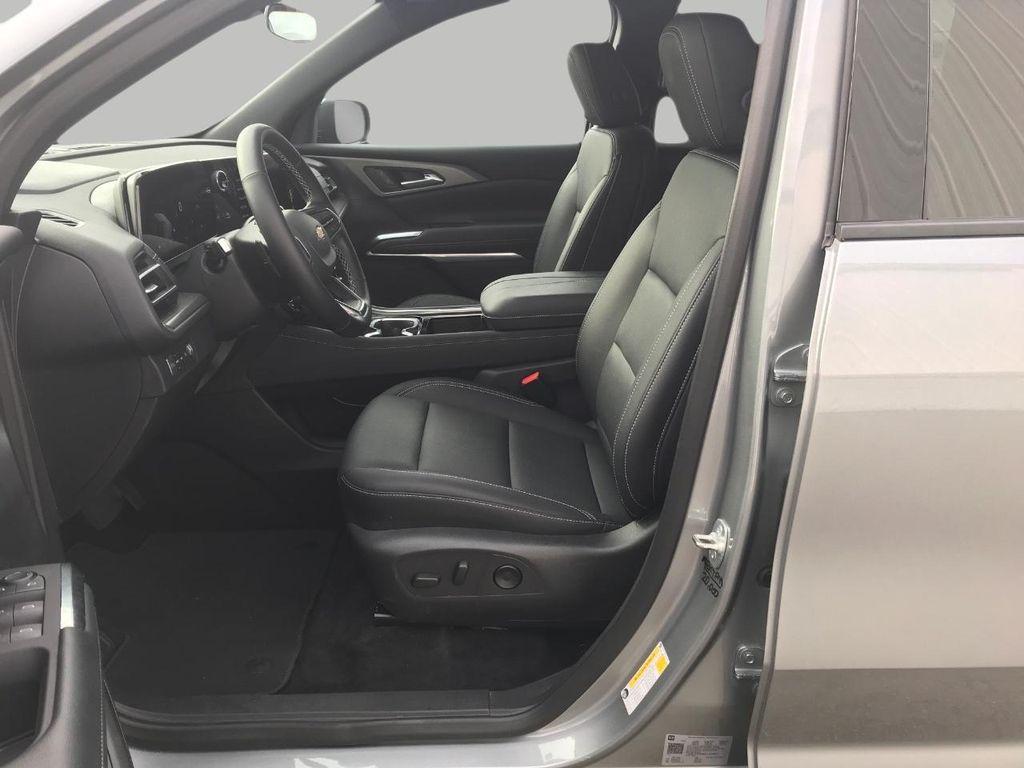used 2025 Chevrolet Traverse car, priced at $39,874