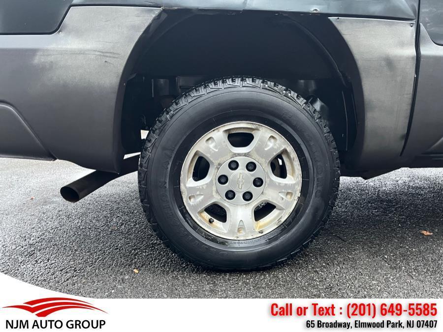 used 2004 Chevrolet Avalanche car, priced at $3,750