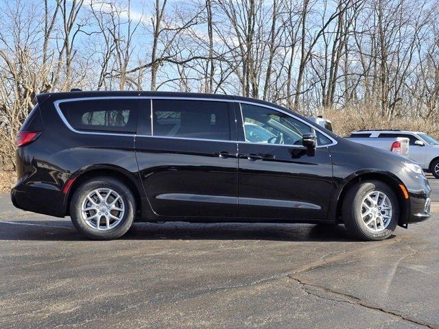 new 2025 Chrysler Pacifica car, priced at $39,576