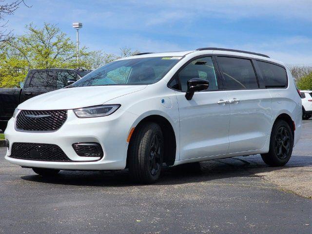 new 2024 Chrysler Pacifica Hybrid car, priced at $45,977