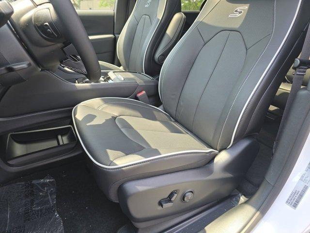 new 2025 Chrysler Pacifica car, priced at $47,703