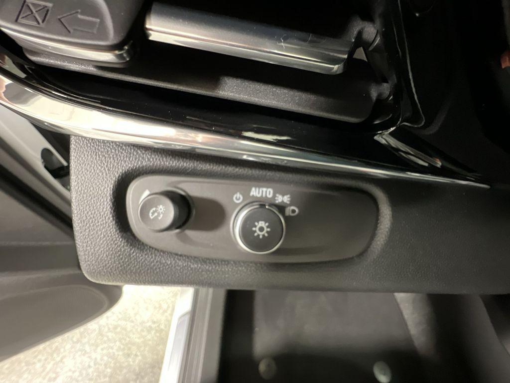 new 2025 Buick Envista car, priced at $30,337
