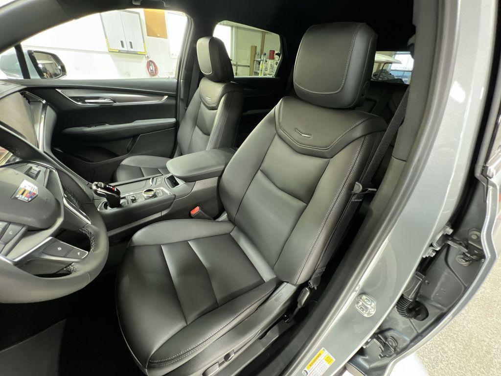 new 2025 Cadillac XT5 car, priced at $44,107
