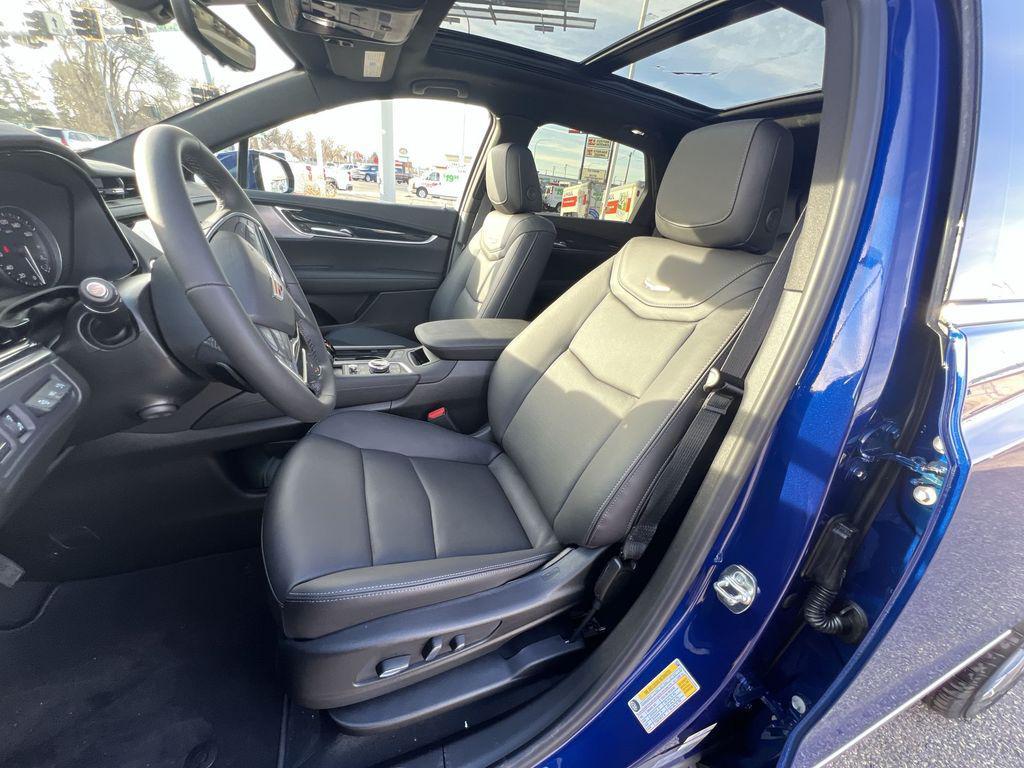 new 2025 Cadillac XT5 car, priced at $54,995