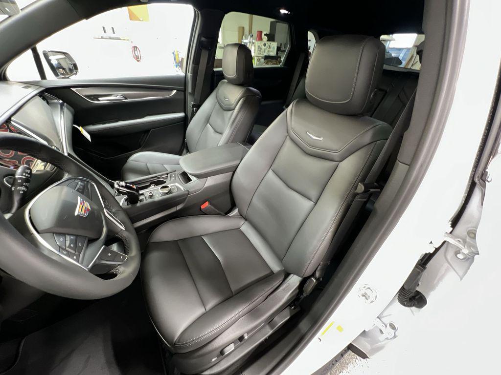new 2025 Cadillac XT5 car, priced at $45,228