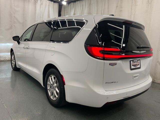 new 2025 Chrysler Pacifica car