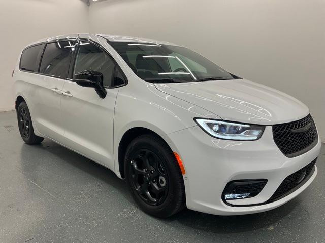 new 2024 Chrysler Pacifica Hybrid car, priced at $51,011