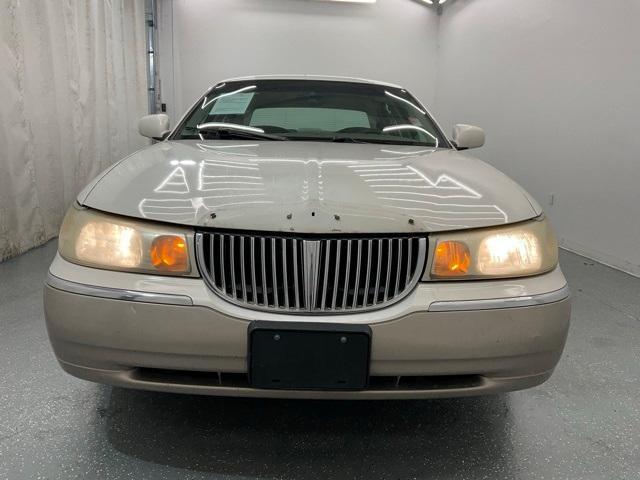 used 2000 Lincoln Town Car car, priced at $2,500