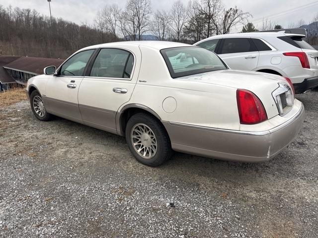 used 2000 Lincoln Town Car car, priced at $2,995