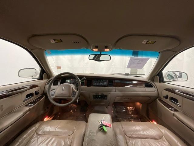 used 2000 Lincoln Town Car car, priced at $2,500