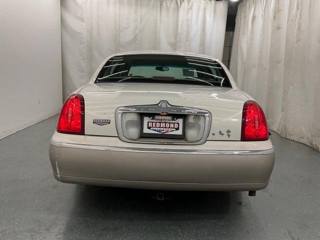 used 2000 Lincoln Town Car car, priced at $2,500