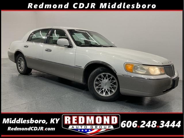 used 2000 Lincoln Town Car car, priced at $2,500