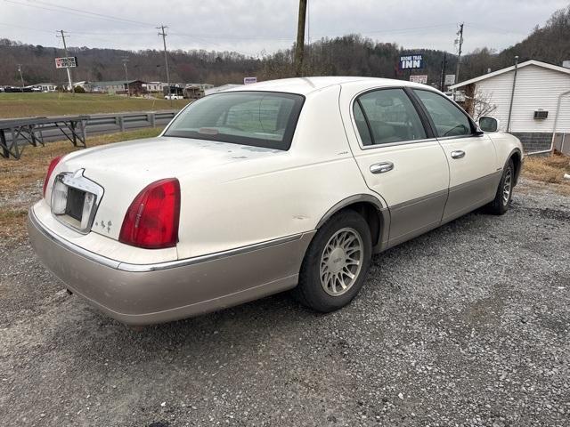 used 2000 Lincoln Town Car car, priced at $2,995