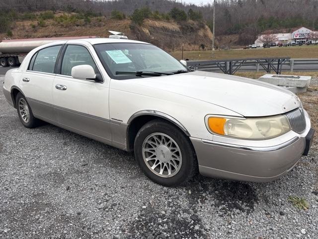 used 2000 Lincoln Town Car car, priced at $2,995