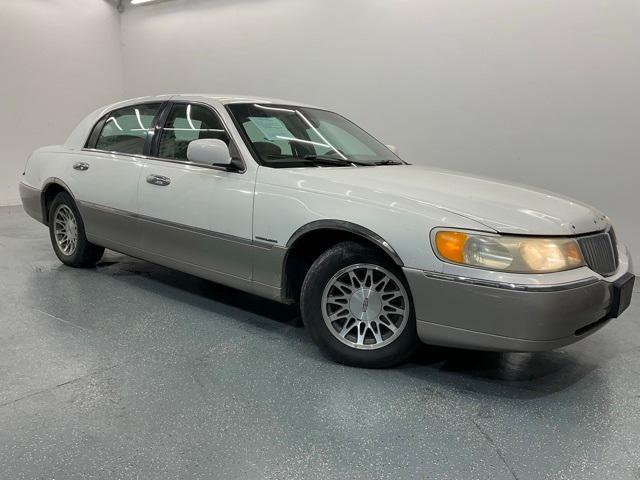 used 2000 Lincoln Town Car car, priced at $2,500