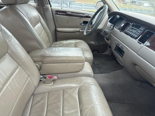 used 2000 Lincoln Town Car car, priced at $2,995