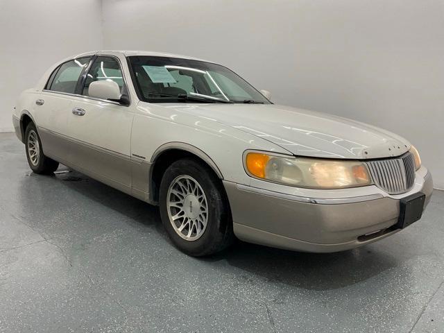 used 2000 Lincoln Town Car car, priced at $2,500