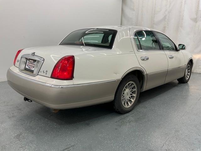 used 2000 Lincoln Town Car car, priced at $2,500