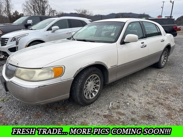 used 2000 Lincoln Town Car car, priced at $2,995