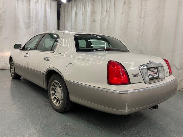 used 2000 Lincoln Town Car car, priced at $2,500