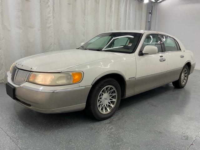 used 2000 Lincoln Town Car car, priced at $2,500