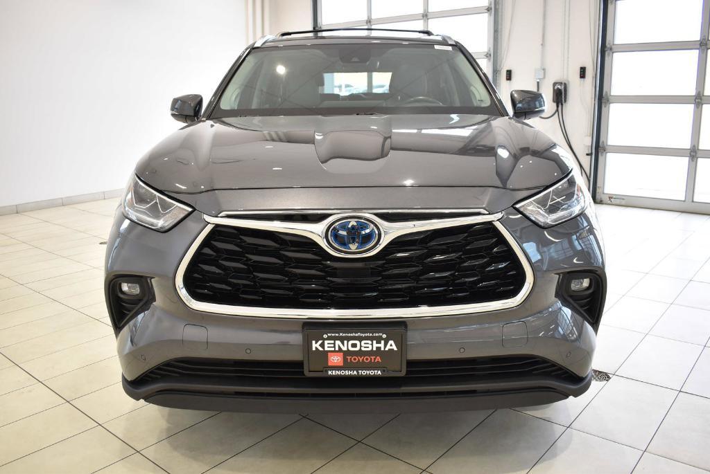 used 2023 Toyota Highlander Hybrid car, priced at $41,998