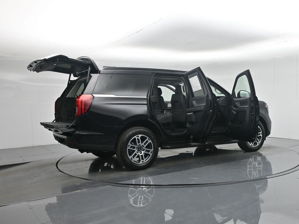 new 2025 Ford Expedition car, priced at $72,345