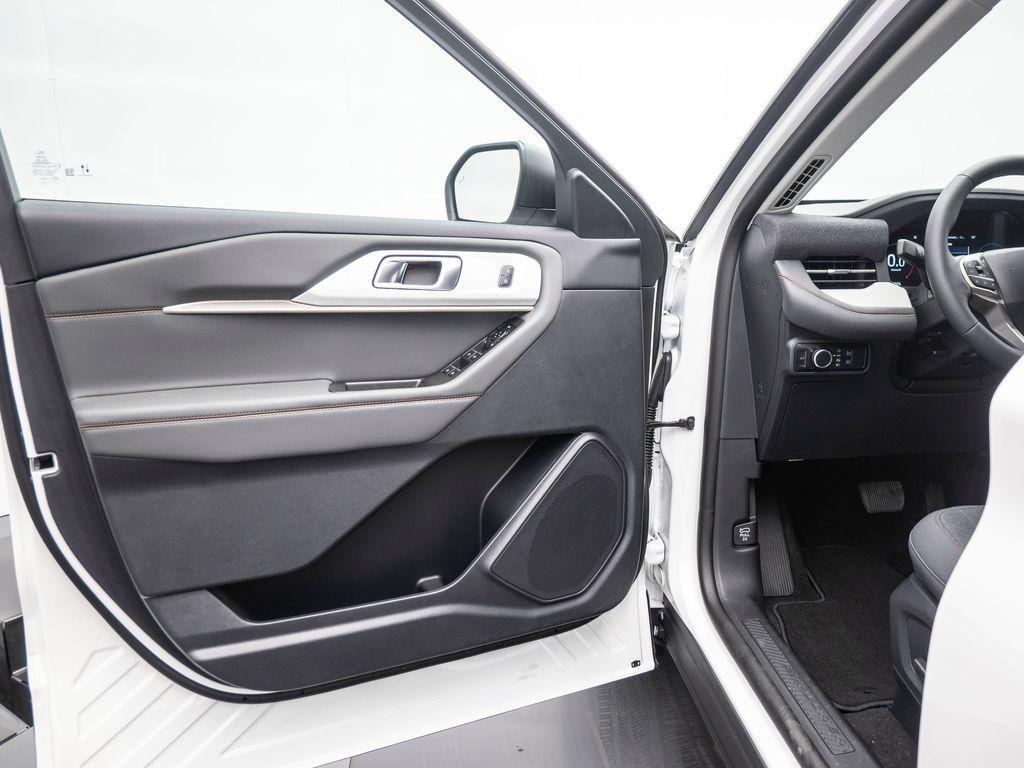 new 2025 Ford Explorer car, priced at $40,675