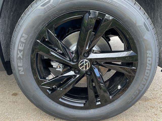 new 2026 Volkswagen Atlas Cross Sport car, priced at $50,256