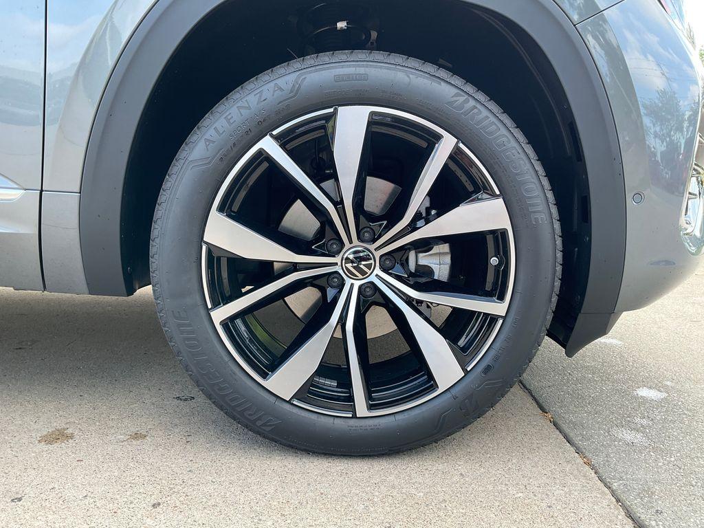 new 2025 Volkswagen Atlas car, priced at $55,555