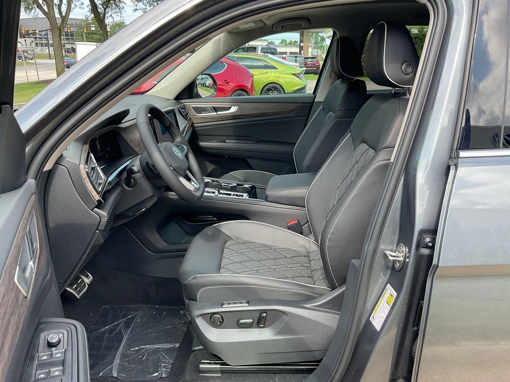 new 2025 Volkswagen Atlas car, priced at $55,555