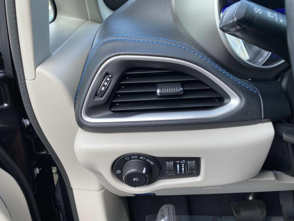 used 2021 Chrysler Pacifica car, priced at $27,999
