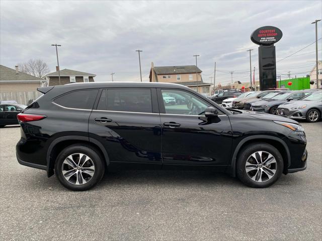 used 2022 Toyota Highlander car, priced at $32,599