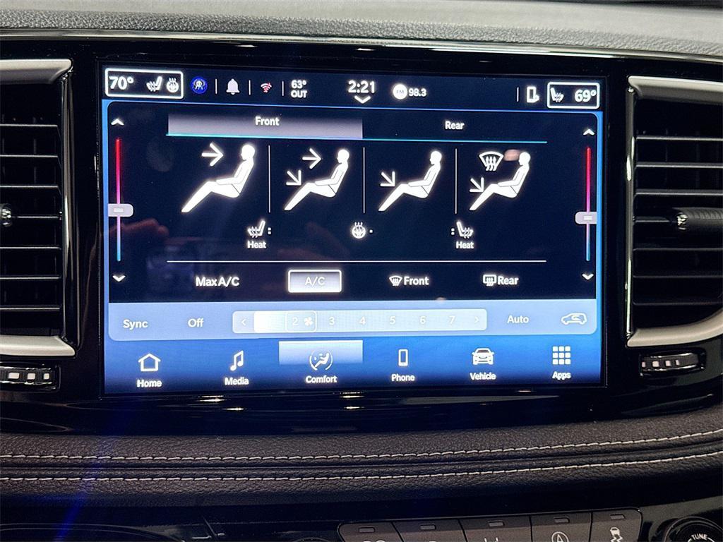 new 2025 Chrysler Pacifica car, priced at $44,256