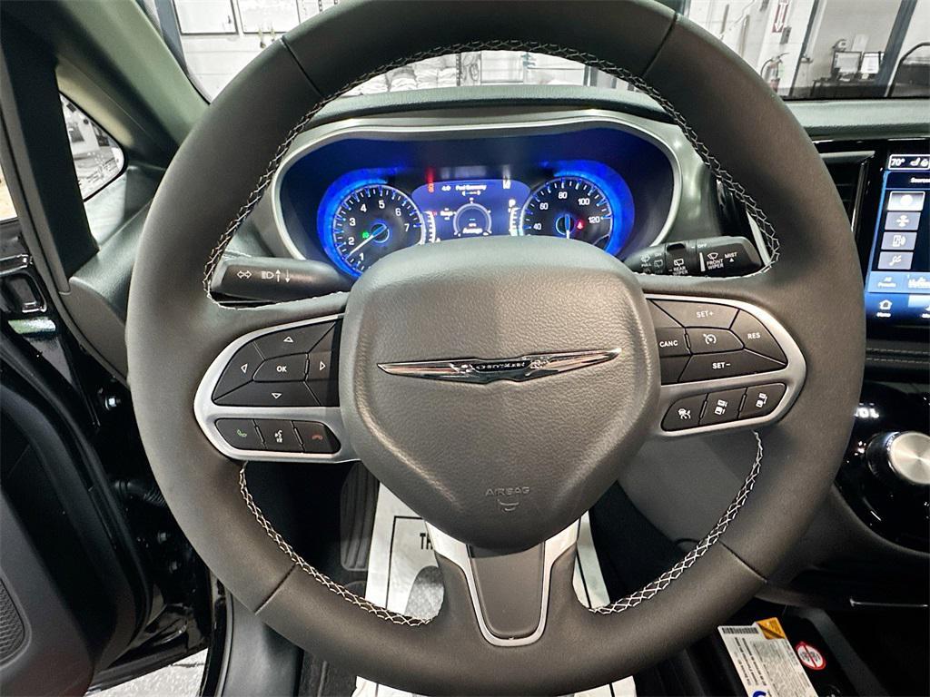 new 2025 Chrysler Pacifica car, priced at $44,256