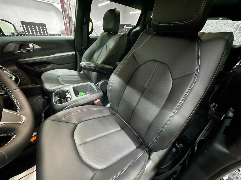 new 2025 Chrysler Pacifica car, priced at $44,256