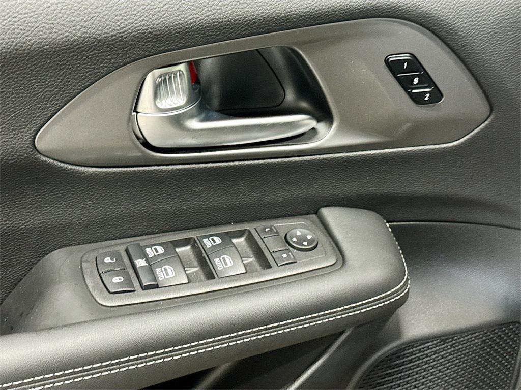 new 2025 Chrysler Pacifica car, priced at $44,256