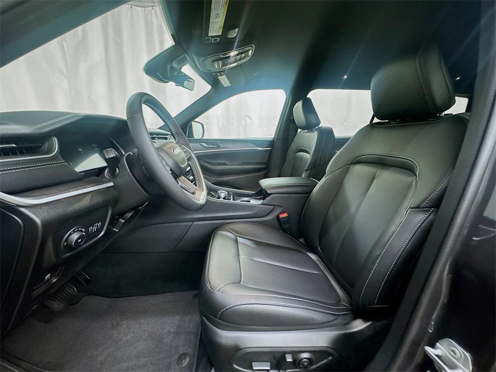 new 2025 Jeep Grand Cherokee L car, priced at $49,097