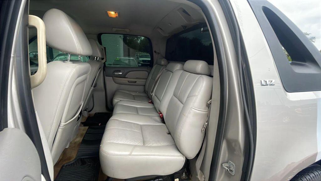 used 2007 Chevrolet Avalanche car, priced at $6,750